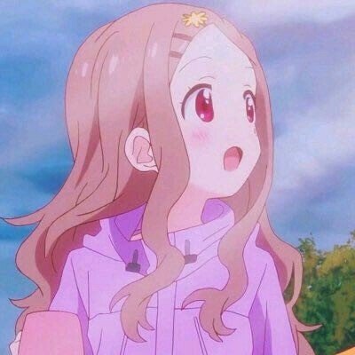 新娘轻拍沙发示意狗狗一起拍全家福